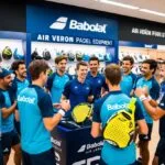 A group af spændte spillere samles omkring da en Babolat Air Veron padel udstyrsudstilling afsløres i en sportsbutik